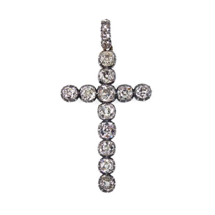 Cushion cut diamond cross pendant of Latin form